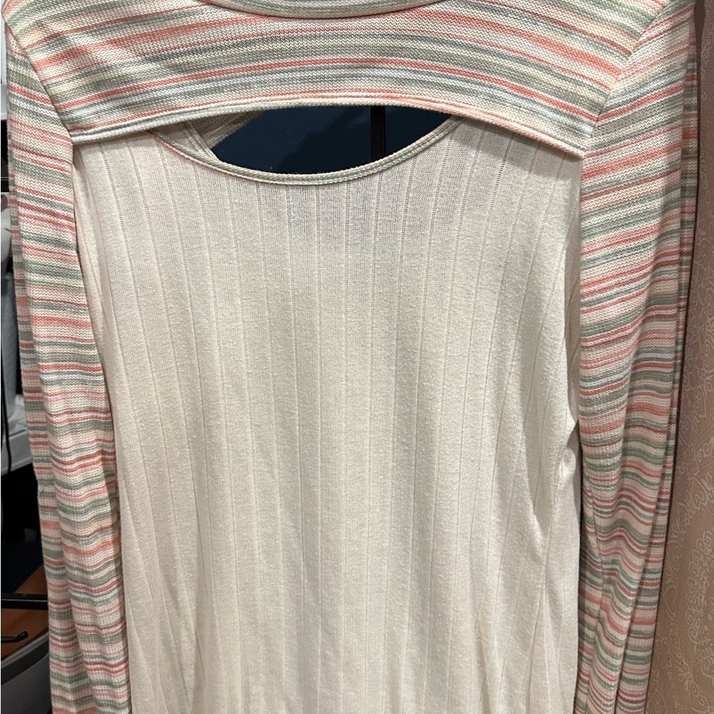Sugarfox XL soft cream top with stripe sleeves Cutouts on top, in front and back